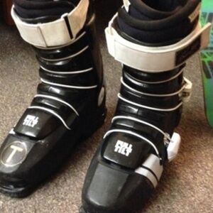Full Tilt Drop Kick Men’s Black and White Ski Boots with Strap Closure Size 27.5